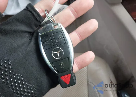 2011 Mercedes-Benz E 550 z USA, uszkodzony, nr VIN WDDKK7CF5BF106445